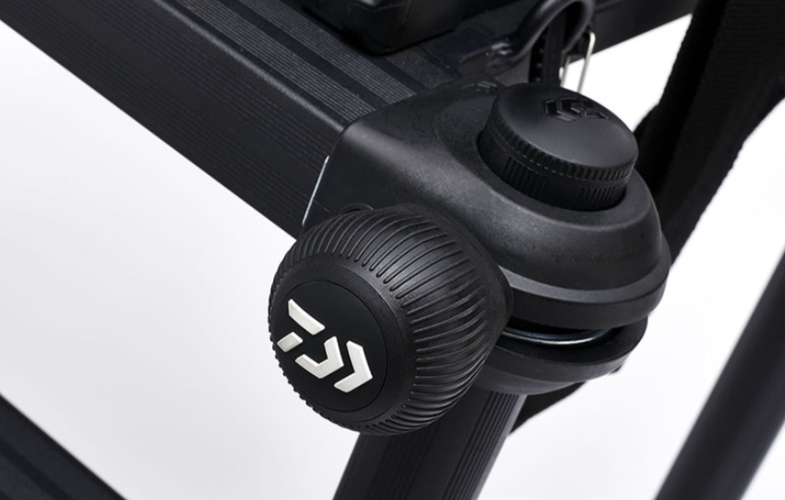 Zoomed in photo of the Daiwa D90 180° handwheels