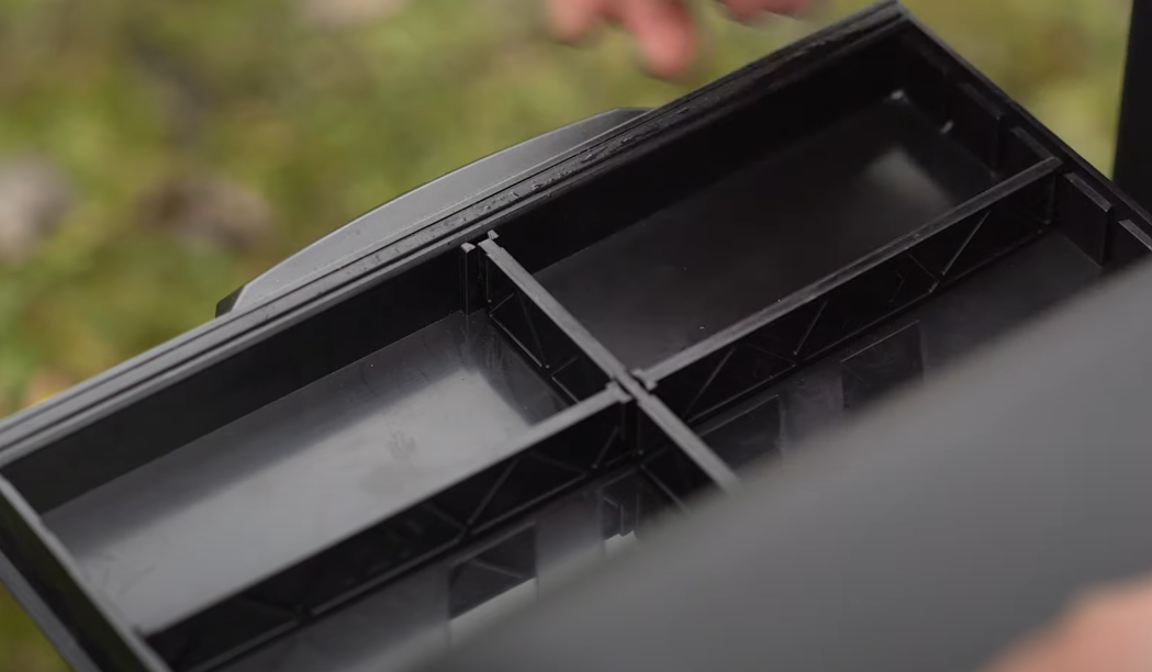 Photo of the the Tournament 800 (Diawa) side tray showing the adjustable dividers