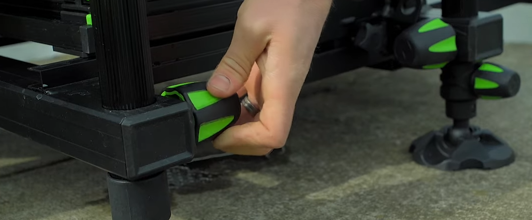 Adjustable Legs with easy to grip knobs