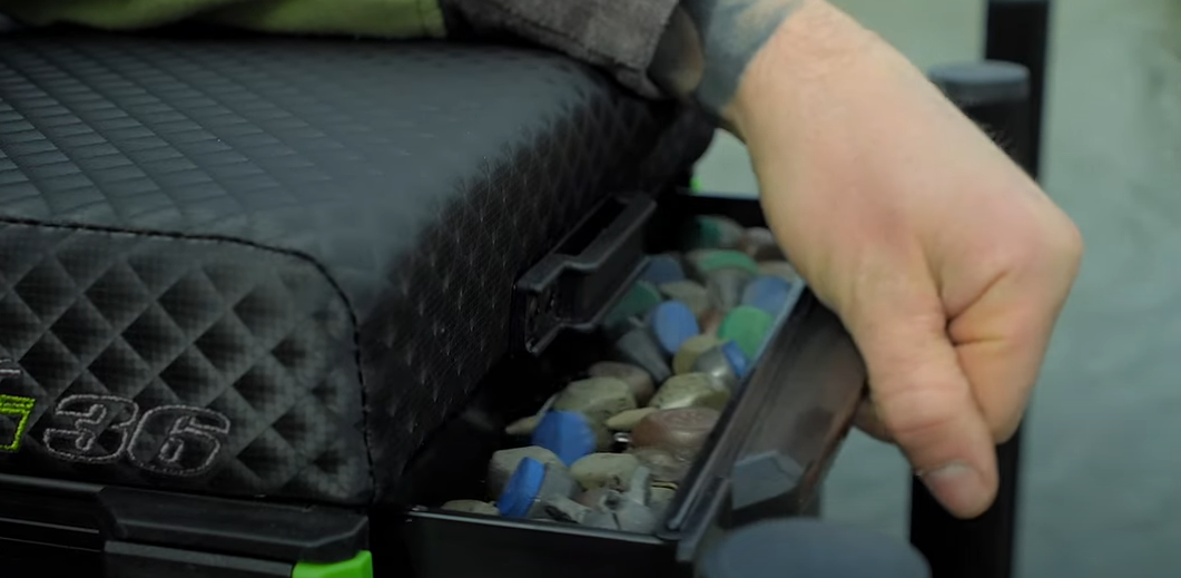 Easy to grip handle to slide out the side drawer